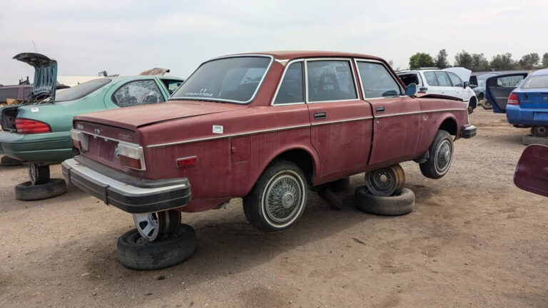 42 1976 Volvo 244 in Colorado junkyard photo by Murilee Martin