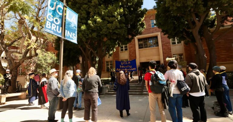1499113 me uc regents meeting03 als