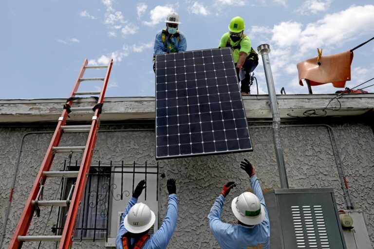 la photos 1staff 793886 enviro rooftop solar fight gxc 0077